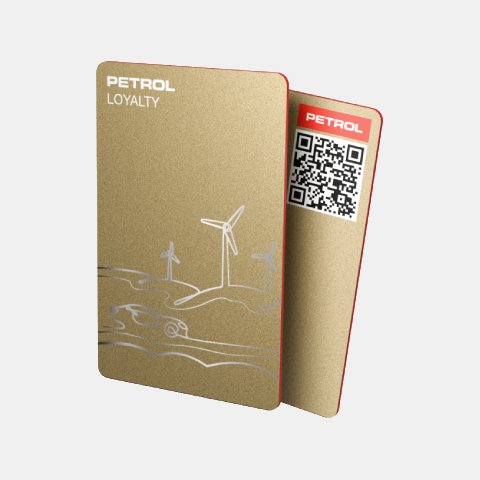 Kartica zvestobe Petrol Loyalty z motivom vetrnic in avtomobila, ob njej pa zadnja stran kartice z QR kodo in rdečim logotipom Petrol.
