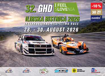 Promocijski plakat za mednarodno dirko »32. CHD Ilirska Bistrica 2026 – International Hill Climb Race« z datumom 28.–30. avgust 2026, na katerem sta v ospredju dva dirkalna avtomobila na ovinkasti cesti, v ozadju pa gorska pokrajina, z logotipi partnerjev na dnu. Dodana je tudi cenovka, ki prikazuje 10 % popust za 30 Zlatih točk.