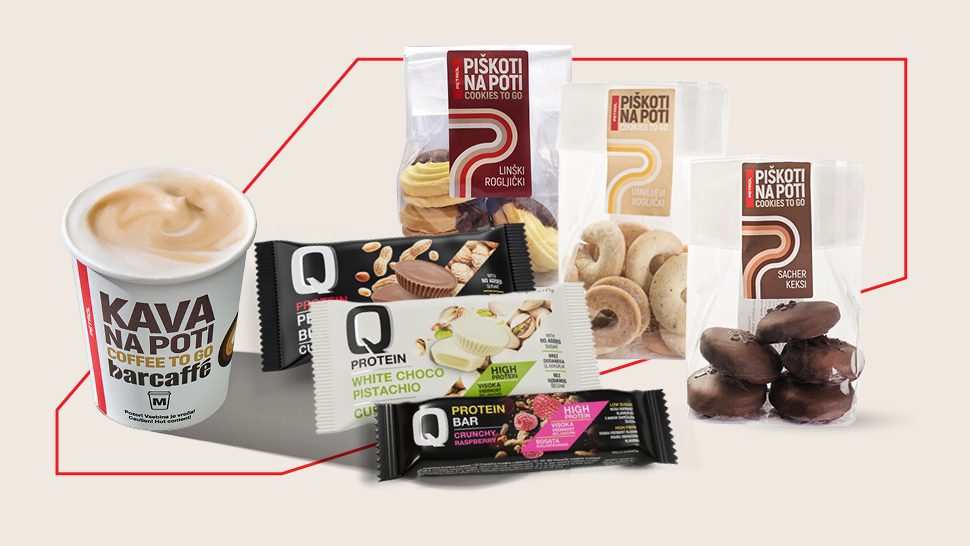 Lonček kave Kava na poti ter izbor piškotov Piškoti na poti in proteinskih čokoladnih ploščic.