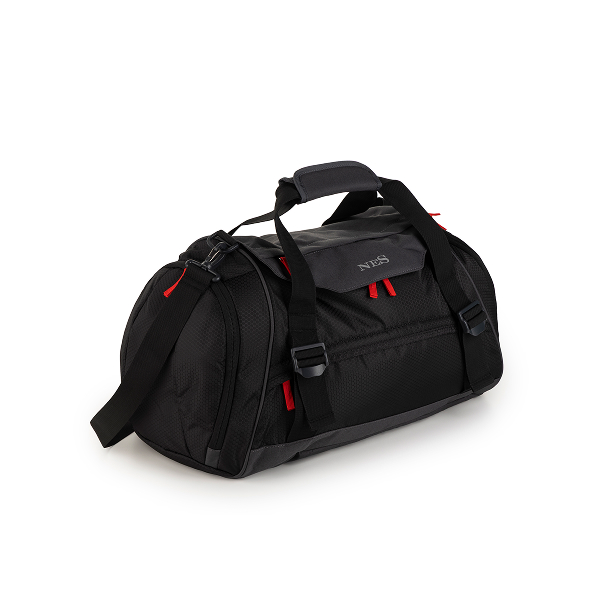 Črna potovalna torba z rdečimi detajli, odstranljivim ramenskim pasom in zgornjimi ročaji.