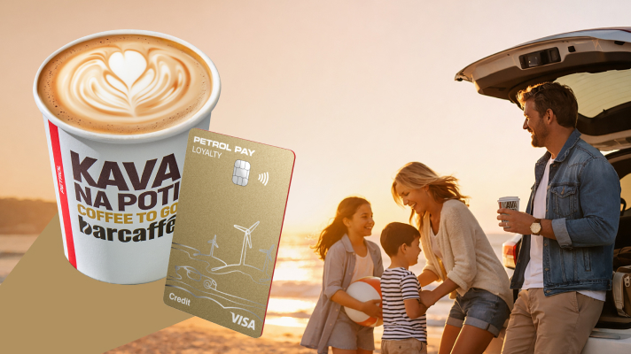 Na sliki je družina na plaži ob avtomobilu v sončnem zahodu; oče ob odprtem prtljažniku drži kavo, mama in otroka se nasmejani družijo, na levi strani pa sta prikazana lonček kave Barcaffè “Kava na poti” in kartica Petrol Pay Loyalty.