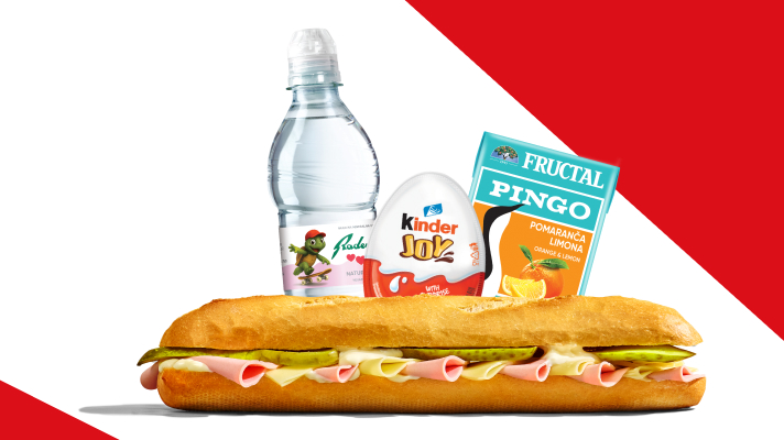 Promocijska grafika Kids Meal Deal. Na sliki so prikazani Poli sendvič, voda, Kinder Joy in sok Pingo. Izdelki so postavljeni na rdečem in belem ozadju ter predstavljajo otroški obrok.