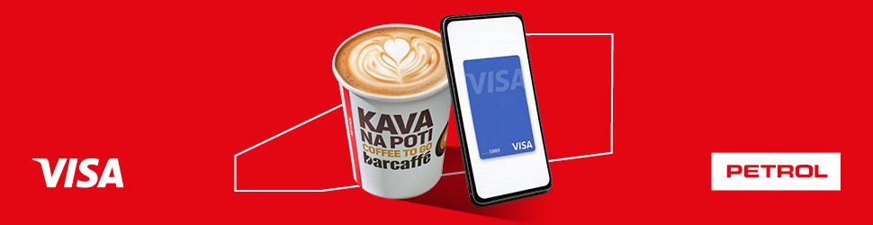 Na bannerju se nahajata lonček kave Barcaffè Kava na poti in mobilni telefon z digitalno kartico Visa, ob logotipih Visa in Petrol.