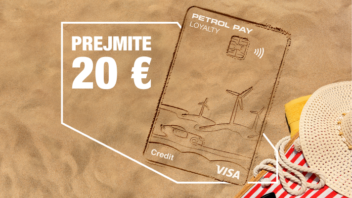 Na sliki je peščena plaža s skico kartice Petrol Pay Loyalty in napisom “Prejmite 20 €”.