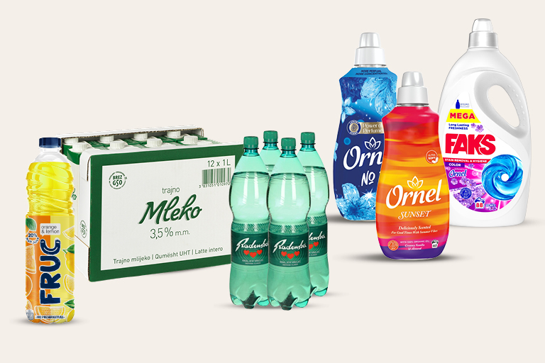 Na svetlem nevtralnem ozadju je prikazan izbor nekaterih izdelkov Zlate ponudbe. Na levi strani sta plastenka pomarančnega napitka Fruc in kartonsko pakiranje trajnega mleka Mleko 3,5 % (12 × 1 l). V sredini so štiri plastenke mineralne vode Radenska. Na desni strani sta mehčalec Ornel No. 1, mehčalec Ornel Sunset in tekoči pralni detergent Faks Color v velikem belem pakiranju.