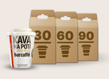 Na sliki je papirnati lonček z napisom »Kava na poti« in »Coffee to go«. V ozadju so tri kartonske embalaže z oznakami 30, 60 in 90 ter ikonami lončkov.