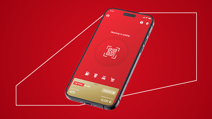 Na sliki je mobilni telefon z odprto aplikacijo Petrol GO na rdečem ozadju. Na zaslonu so vidni QR-koda za skeniranje in plačilo, kartica Petrol Klub, stanje 425 zlatih točk in dobroimetje 0,00 €.