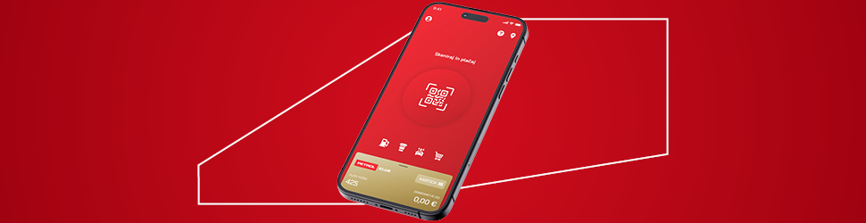 Na sliki je mobilni telefon z odprto aplikacijo Petrol GO na rdečem ozadju. Na zaslonu so vidni QR-koda za skeniranje in plačilo, kartica Petrol Klub, stanje 425 zlatih točk in dobroimetje 0,00 €.