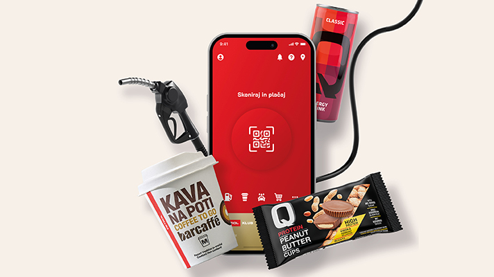 Na sliki je mobilni telefon z odprto aplikacijo Petrol GO. Okoli telefona so prikazani pištola za točenje goriva, lonček kave, energijska pijača in beljakovinski izdelek.