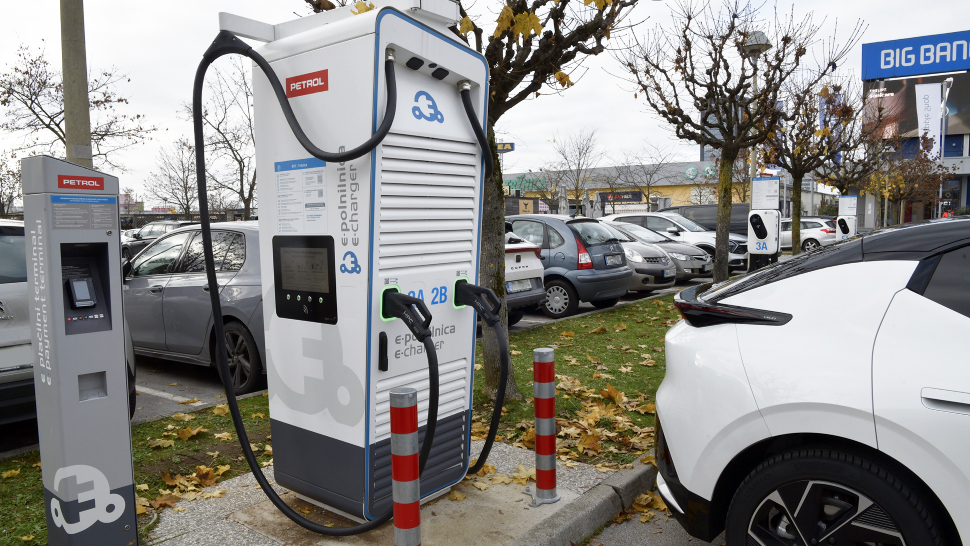 Električna polnilnica Petrol na parkirišču, kjer se polni električni avtomobil.