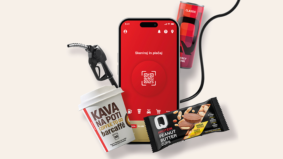 Na sliki je mobilni telefon z odprto aplikacijo Petrol GO in prikazano QR-kodo za skeniranje in plačilo. Okoli telefona so prikazani pištola za točenje goriva, lonček kave Barcaffè, energijska pijača Classic in izdelek Q Protein Peanut Butter Cups.
