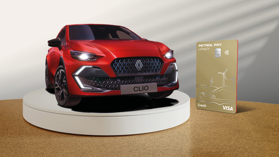 Rdeč avtomobil Renault Clio stoji na okroglem podstavku v minimalističnem studijskem okolju. Ob njem je prikazana zlata kartica Petrol Pay z oznako Visa, na kateri so ilustracije vetrnih turbin in simbol za brezstično plačevanje.