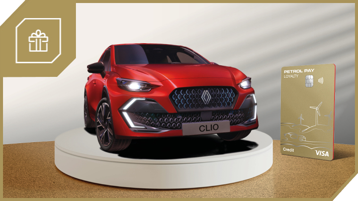 Rdeč Renault Clio je postavljen na okrogel podstavek v svetlem studijskem prostoru. Desno od vozila stoji zlata kartica Petrol Pay Loyalty z logotipom Visa in simbolom za brezstično plačevanje. V zgornjem levem kotu je grafični element z ikono darila, celotna slika pa je uokvirjena z zlatim robom.