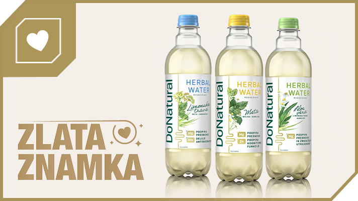 Na svetlem ozadju je v sredini postavljena skupina akcijskih izdelkov. Levo zgoraj je grafični element z znakom odstotka, ki označuje popust. Na svetlem, nevtralnem ozadju so v vrsti postavljene tri prozorne plastenke pijače Donat Natural. V vsaki je rahlo motna, svetla pijača z vidnimi mehurčki. Plastenke imajo različne barve pokrovčkov – leva modrega, srednja zelenega in desna rumenega. Na etiketah je napis »Donat Natural« ter »Herbal Water«, pod katerim so prikazane stilizirane ilustracije zelišč. Vsaka plastenka predstavlja drug okus, kar nakazujejo barve pokrovčkov in grafični poudarki na etiketi.