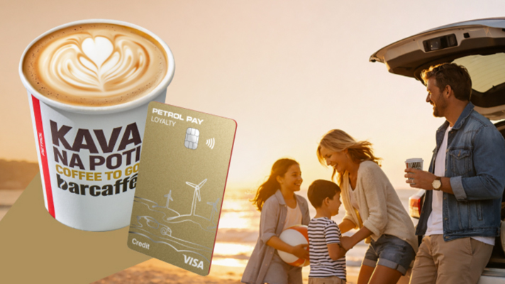 Na levi strani je velika skodelica kave z latte art srčkom in napisom »Kava na poti – Coffee to go Barcaffè«. Pred njo je zlata kartica »Petrol Pay Loyalty« z brezstičnim simbolom. Na desni strani je družina na plaži ob odprtem prtljažniku avtomobila ob sončnem zahodu; starša in dva otroka se smejijo, oče v roki drži kavo.