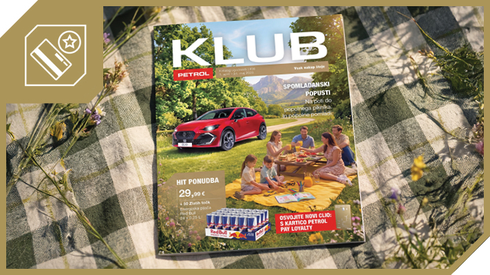 Na sliki je prikazana revija Petrol Klub, položena na travnato podlago z odejo, na naslovnici pa so upodobljeni rdeč avtomobil, družina na pikniku ter promocijska ponudba izdelkov.