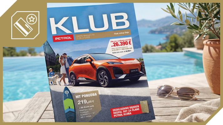 Naslovnica kataloga Petrol Klub ob bazenu z izpostavljeno ponudbo avtomobila, sup deske in sončnih očal.