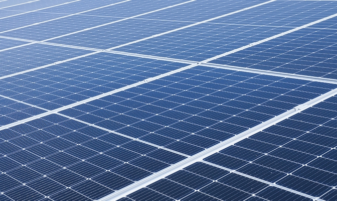 Sončni paneli v velikem polju sončne elektrarne.