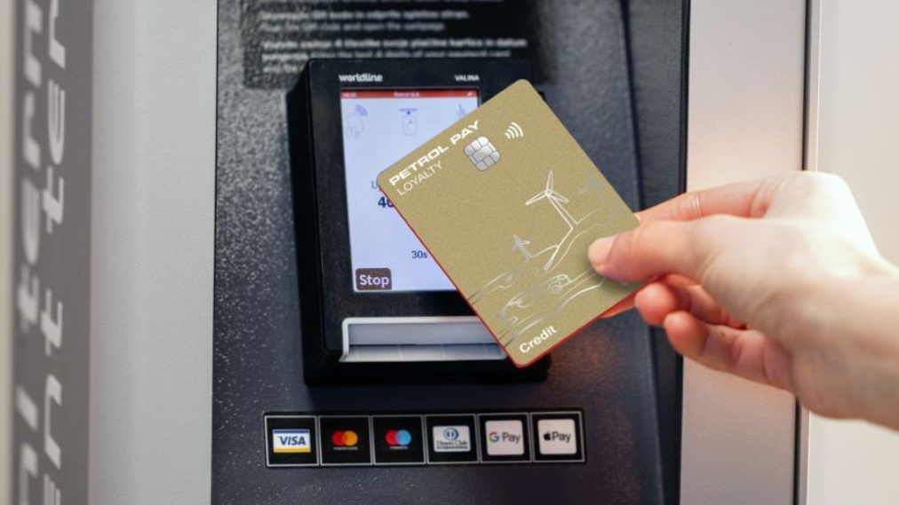 Plačevanje polnjenja električnega vozila s kartico Petrol Pay Loyalty na plačilnem terminalu.