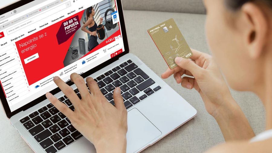 Oseba s kartico Petrol Pay Loyalty v roki nakupuje v spletni trgovini Petrol eShop na prenosniku.